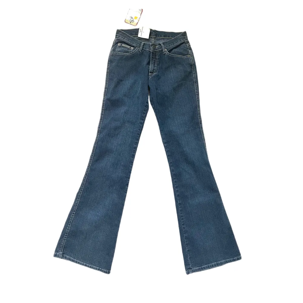 Dröm jeans men säljer för de är alldeles för små🥲 skulle säga att är som strl 34/26/Xs då midjan är väldigt smal. Lågmidjade. & bootcut. Midjemått tvärsöver:36cm Innerbenslängd: 81cm. Jeans & Byxor.
