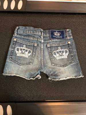 Victoria Beckham jeansshorts stl 25.   Lågmidjade Passa på och köp dessa grymma.  Pris 150 kr plus porto. 