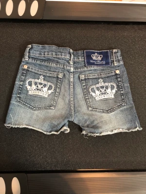 Victoria Beckham - Victoria Beckham jeansshorts stl 25.   Lågmidjade Passa på och köp dessa grymma.  Pris 150 kr plus porto. 