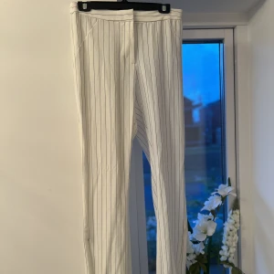 Weekday kostymbyxor - Aldrig använda och lappen sitter kvar  Små i storleken, jag brukar normalt ha 38/M men dem passar 