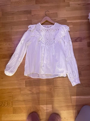 Stockholmstil blus  - Köpte denna i Stockholm på second hand för ca 200kr men har aldrig använt den för inte riktigt min stil. Säljer för endast 100. 