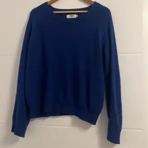 Jättefin blå tröja i 100% kasmir. Använd fåtal gånger och köpt på magasin du nord i Köpenhamn för några månader sen. Passar en S-L beroende på hur man vill att den ska sitta. Pris kan diskuteras vid snabb affär☺️☺️