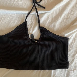 Topp med knytning - Svart topp med knytning från hm storlek M 50kr plus frakt