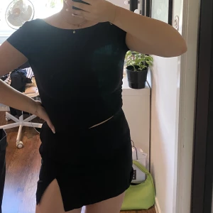 Linnekjol med slits - Svart linnekjol med slits från hm, endast använd en gång. Storlek 44 100kr plus frakt