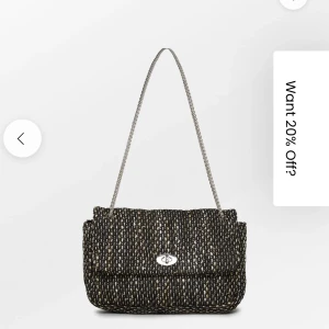 Becksöndergaard väska - Säljer min Amaya Hollis Bag från Becksöndergaard. Köpt för 900kr, men den är använd därav priset!  Slutsåld på hemsidan Skriv privat för egna bilder 🫶