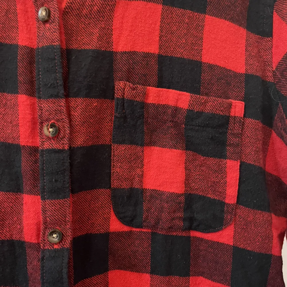 Röd flanellskjorta från Hollister i storlek S. En ficka på bröstet . Skjortor.