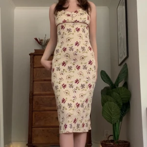 Blommig klänning - Beige figursydd midiklänning med blommigt mönster, från märket Kookaï! Står stl 2 och är som en XS/S 🤍 