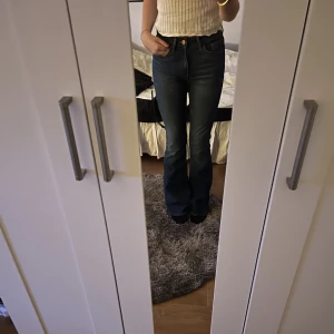 Midwaist jeans ifrån Lindex  - Utsvängda blåa jeans ifrån Lindex, super stretchiga i materialet och sköna! Ny pris 599kr! Knappast använda 