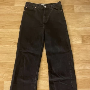Svarta högmidjade jeans - Säljer dessa jeans för de tyvärr inte passar mig längre❤️ Köpta på hm för 1,5 år sedan. Använda men fint skick❤️ 