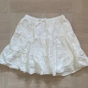 Jag  säljer denna super gullig zara kjolen som är perfekt för sommaren, i storlek 164 men passar även xs/s. Kontakta mig för fler bilder och pris kan diskuteras. Köparen står för frakten :)