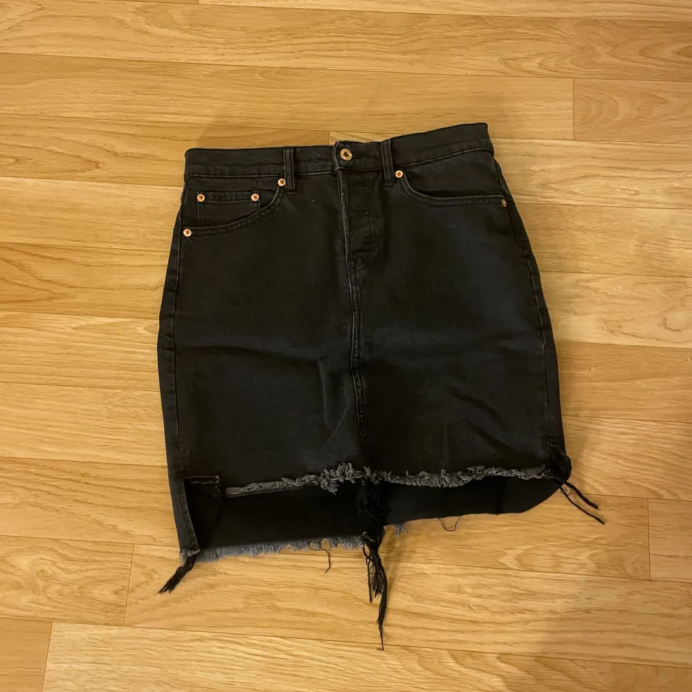 En svart jeanskjol som tyvärr inte passar mig längre❤️ köpt på lager 157 😻. Kjolar.