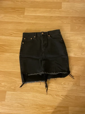 Svart jeanskjol - En svart jeanskjol som tyvärr inte passar mig längre❤️ köpt på lager 157 😻