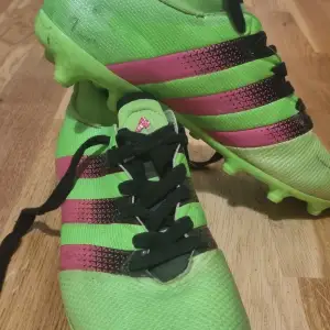 Sparsamt använda snygga fotbolls skor från Adidas. 