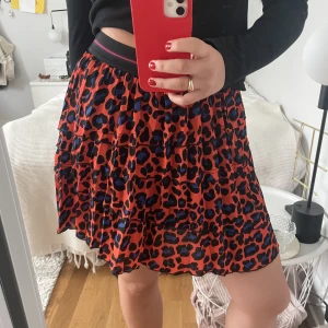 Kort kjol - Kort leopardskjol med lite volanger, köpt för längesen som inte kommer till användning!