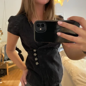 Blus - Söt blus från H&M med knappdetaljer! Frakt tillkommer
