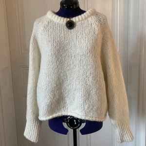 Stickad tröja - Vit stickad tröja från Zara i storlek S! Köpt second hand men i bra skick 