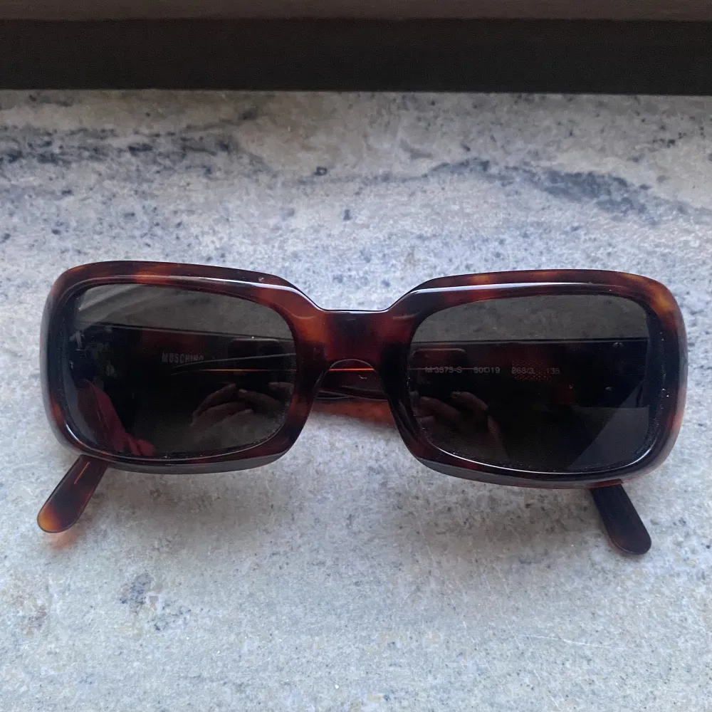 Säljer mina älskade Moschino solglasögon!!! Köpta second hand för 1200 kr. Säljer billigt!!!! Otroligt otroligt snygga!! . Accessoarer.