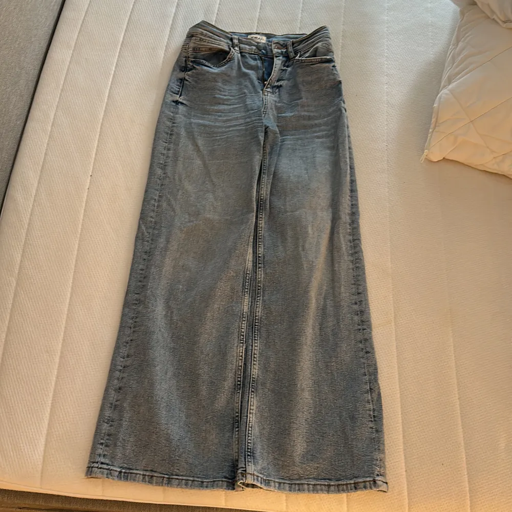 Blåa jeans från madlady i strl S. Midwaist och utsvänga ben. 150kr. Jeans & Byxor.