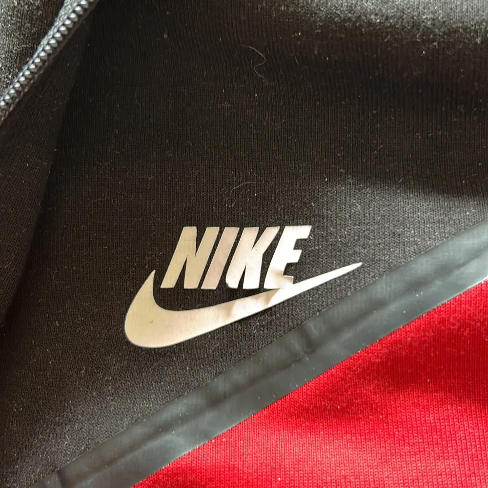 Jättefin Nike tech hoodie men tyvärr inte min stil längre! Sparsamt använd utan stora skador! Storlek S men passar även XS och M. Tröjor & Koftor.