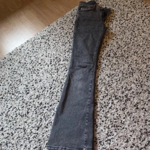 Lågmidjade bootcut jeans - Säljer nu dessa näst intill oanvända lågmidjade bootcut jeans från Gina! Endast använda 2-3 ggr och då har de bara varit testade typ. Säljer de då dom ej används❤️dom är skrynkliga för att dom har legat i lådan länge!