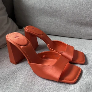 Klackar från Zara - Helt oanvända klackar från zara!! Säljer pågrund av att de var för stora för mig så dom är endast prövade. Storlek 40 men skulle säga att de passar 39 också 🧡❤️‍🔥❤️‍🔥