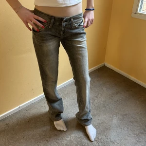 Lågmidjade jeans  - Säljer dessa snygga gråa jeans ifrån lee. Är i mycket bra skick och har inga defekter på sig. Färgen på jeansen är lite ljusare i verkligheten. Kontakta mig för fler frågor. priset kan diskuteras💓 