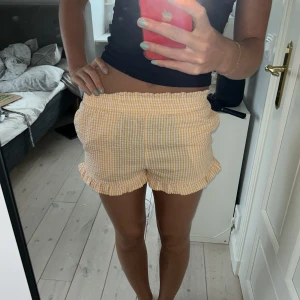 Shorts - Säljer dessa supersöta shortsen, orange rutiga med en liten volang längs med kanten. Köpte dem utomlands, men nu är de lite tajta på mig. Storlek s ❤️