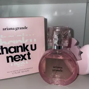 Ariana Grandes Thank u next parfym 50ml.  Säljes på grund av dubbelt köp. Nypris 620, säljes för 400!