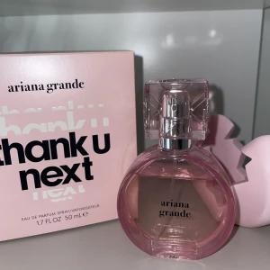 Thank u Next parfym  - Ariana Grandes Thank u next parfym 50ml.  Säljes på grund av dubbelt köp. Nypris 620, säljes för 400!