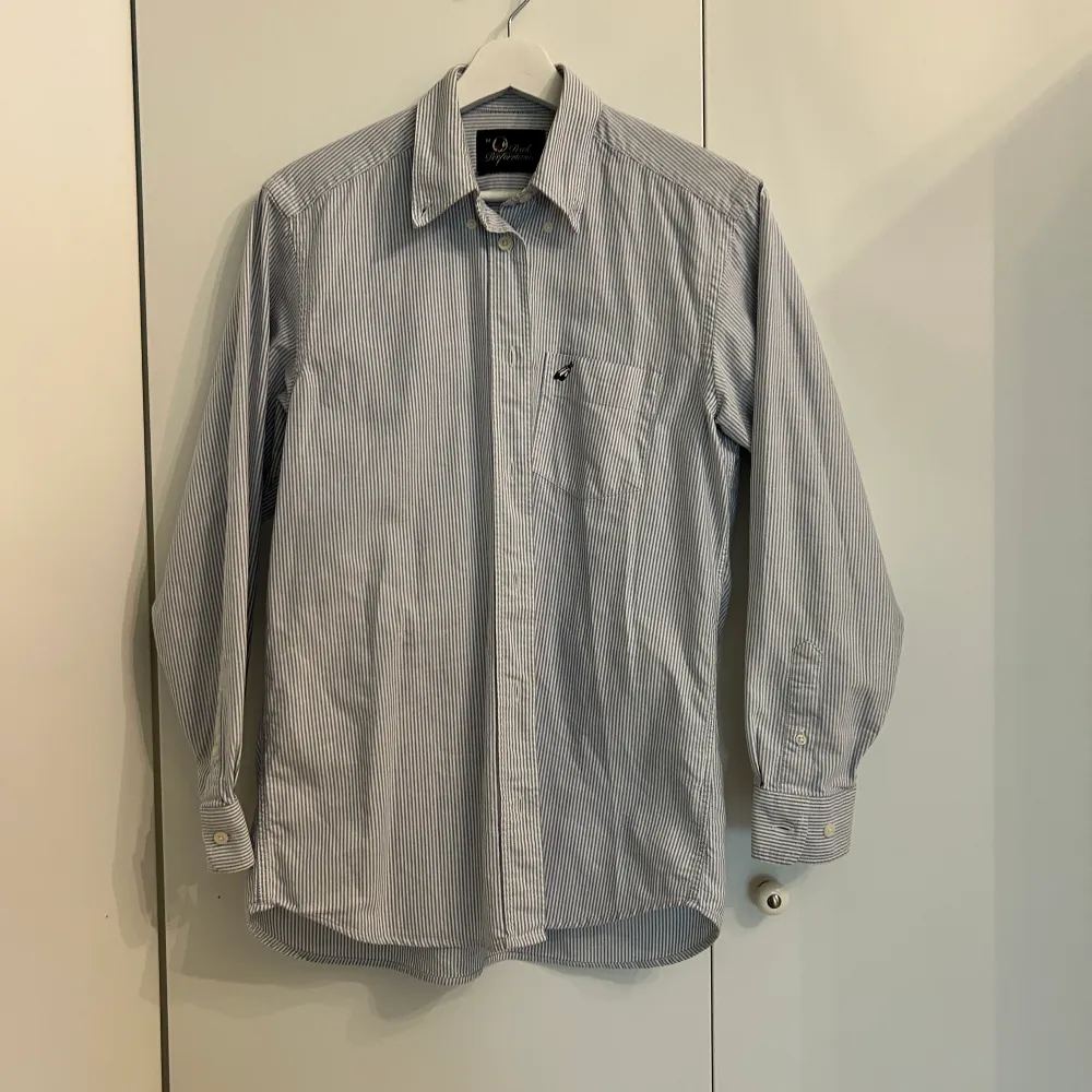 It’s a poplin shirt with thick 100% cotton. . Skjortor.