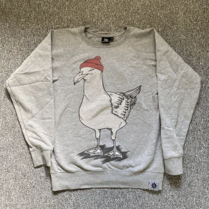 Fiskmås sweatshirt  - Tänkte sälja min coola fiskmås sweatshirt. Den har inga stundliga defekter och är i fint skick. Skriv innan köp :) (pris går ksk att diskutera :) )