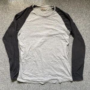 Långärmad tröja - Tänkte sälja min långärmade tröja för att den är lite för stor på mig. Den har inga defekter och är i fint skick. Jag vet inte storleken men skulle tro att den är s/m :)