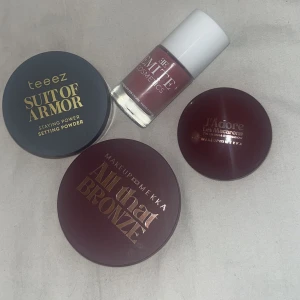Smink - Detta är smink och ett nagellack. Det är en bronzer för 30kr och en 2 in 1 blush och eyeshadow för 30kr (SÅLD) båda ifrån makeup Mekka. Sen är det ett setting powder som nu är SÅLT och ett nagellack för 30kr som jag fick i glossybox💗helt oanvänt!