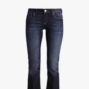 Lågmidjade bootcutjeans  - Jeans från Mavi i modellen Bella, smal bootcut och går hela vägen ner till marken på mig som är 173. Knappt använda. Skriv vid frågor eller fler bilder. 
