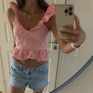 Rosa topp  - Rosa topp som är såå fin i ryggen, bra skick behöver bara strykas💖