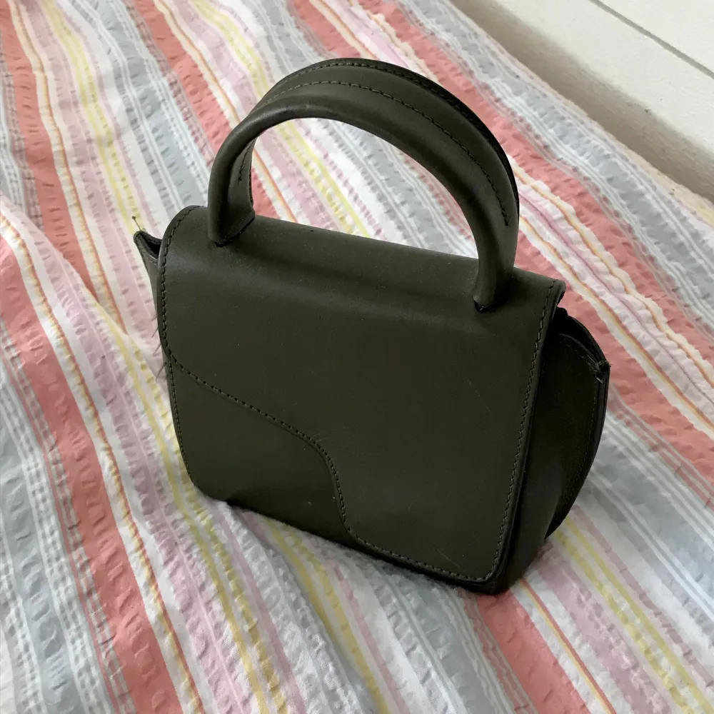 Säljer min älskade ATP Atelier väska då den ej kommer till användning längre. Säljer den utan crossbody bandet men det finns att köpa till på deras egna butiker eller på NK varuhus. Väskan är köpt för 5017kr och jag säljer den för 1250kr! Färgen är oliv.. Väskor.