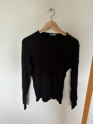 Svart långärmad tröja  - Svart långärmad tröja från lager 157 i bra skick. Bra basicnplagg att ha
