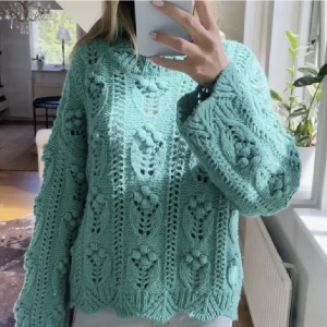 Zara tröja - Säljer denna stickade gröna tröjan från zara köpt sommar 2021 💕 storlek M 🫶🏻 säljer pga att den inte kommer till användning 👍🏼