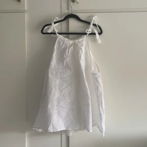 Blus  - Så fin och somrig blus från hm! Köpt 2021 🤍 storlek S men passar en M 👍🏼