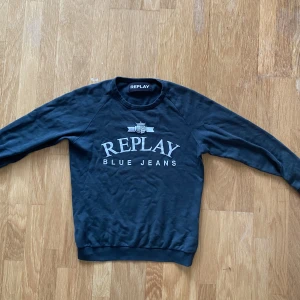Replay Sweatshirt - Säljer nu min gröna replay sweatshirt. Använd sparsamt så skick cirka 8/10. Storlek M men kan även passa en med storlek S.
