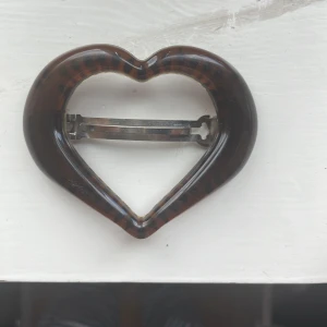 Heart hairclip/ Hjärtformad hårklämma - Really old and barley used! Had some marks in the back but otherwise nice quality, dm for more info/pictures :D. Rätt gammalt och aldrig använt, har märken där bak men annars bra kvalitet, skriv för mer info/bilder :D