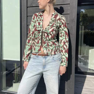 Topp - Supersnygg blus/topp från Zara! Aldrig använd, bara testad🤩 Storlek S, men passar nog bra på allt från XS-M, då man spänner den med knuten mellan brösten!! Går bra att använda ”köp nu”💖