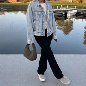 Jeansjacka - Finaste jeansjackan från H&M som inte längre finns kvar på hemsidan. Stl S, köparen står för frakten💕