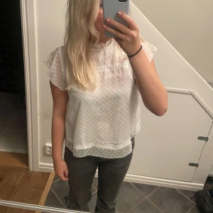 Blus - Säljer denna blus ifrån only, då den inte kommer till användning! Den är även i nyskick🌸