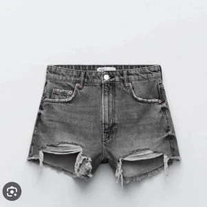 jeans shorts zara - Säljer jätte fina shorts från zara, de är slutsålda på zaras hemsida. De är använda ca 10 gånger. Är i väldigt bra skick, säljer för 170kr plus frakt och ordinarie pris är 350kr 