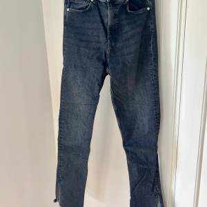 Supersnygga jeans från Zara med slits  🍓 Storlek: 40 🍓 Material: Bomull och elastan 🍓 Skick: Använd en gång, inget att anmärka
