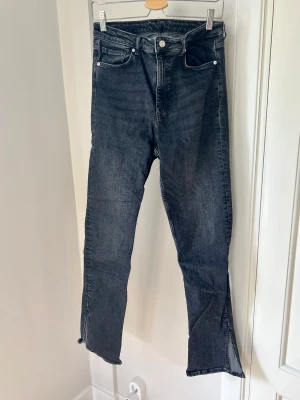 Jeans Zara - Supersnygga jeans från Zara med slits  🍓 Storlek: 40 🍓 Material: Bomull och elastan 🍓 Skick: Använd en gång, inget att anmärka
