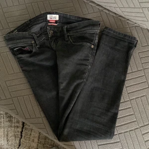 Tommy Hilfiger svarta jeans  - Säljer ett par svarta Tommy byxor, bra skick! Storlek 32/32. Skriv gärna om ni har fler frågor👍🏻pris kan diskuteras men jag lägger dom för 150kr. 