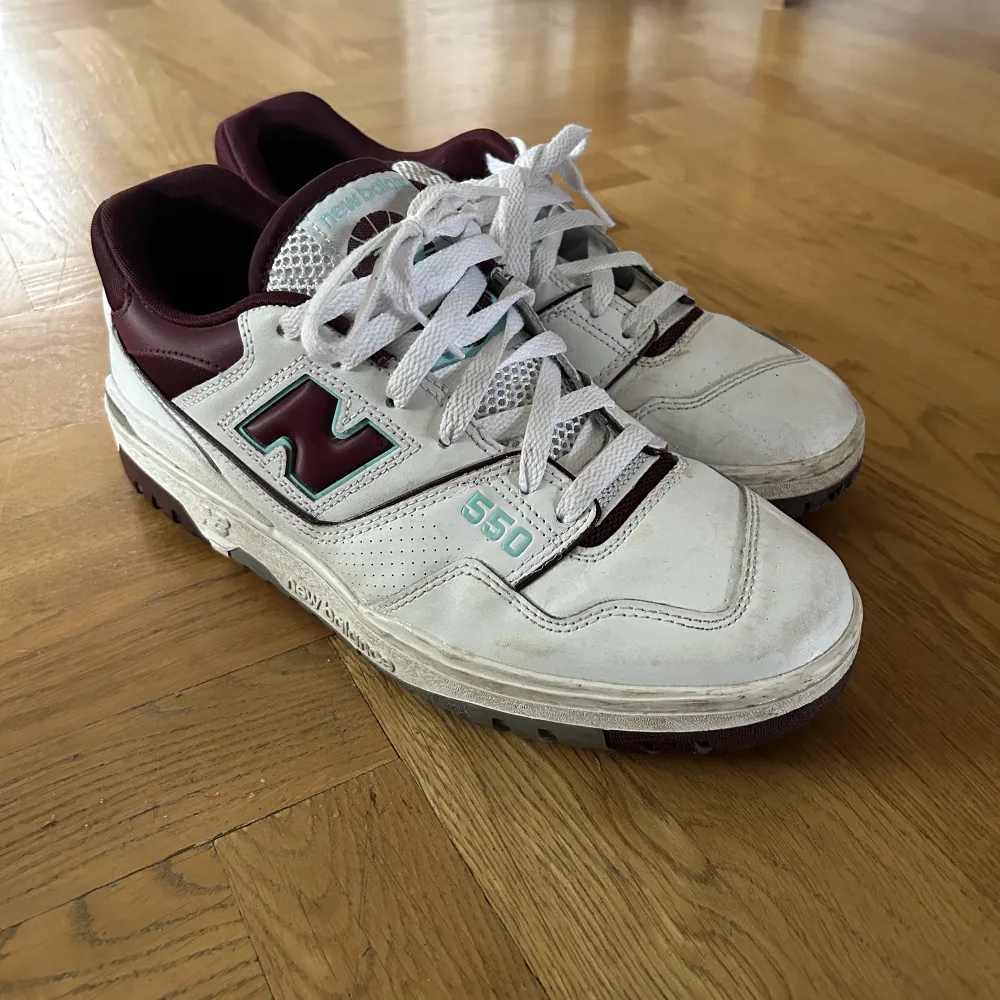 Ett par new balance 550 jag köpte på Restocks för ett par månader sedan. Säljer då de är för små och för att jag inte använder de så mycket.  Kartong ingår. . Skor.