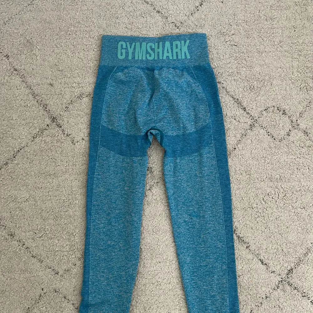 Säljer dessa super snygga och bekväma tränings tightsen från Gymshark. Är bara använd 1 gång men var tyvärr för stora.. Jeans & Byxor.